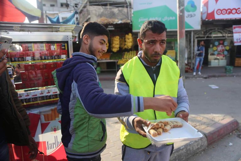 غزة توزع الحلوى احتفالا باستقالة وزير دفاع جيش الاحتلال الإسرائيلي