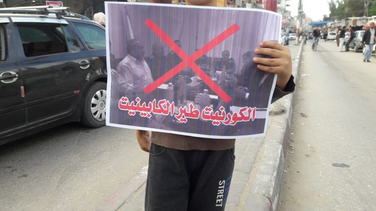 غزة توزع الحلوى احتفالا باستقالة وزير دفاع جيش الاحتلال الإسرائيلي