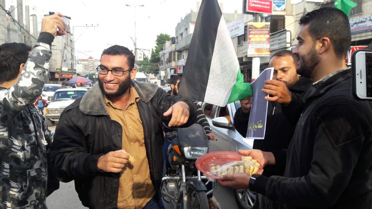 غزة توزع الحلوى احتفالا باستقالة وزير دفاع جيش الاحتلال الإسرائيلي