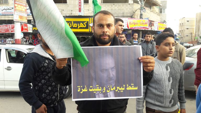 غزة توزع الحلوى احتفالا باستقالة وزير دفاع جيش الاحتلال الإسرائيلي