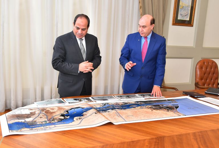 الرئيس المصري عبدالفتاح السيسي ومهاب مميش رئيس هيئة قناة السويس قناة السويس - أرشيفية