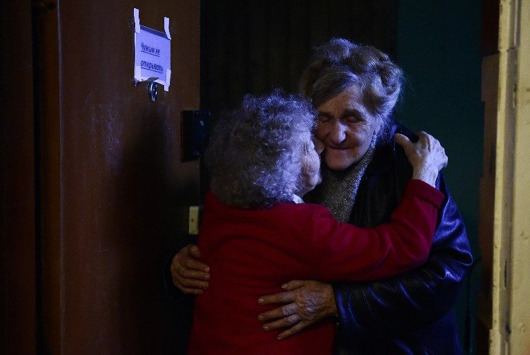 جالينا إياكوفليفا توزع مساعدات على كبار السن في سان بطرسبورج