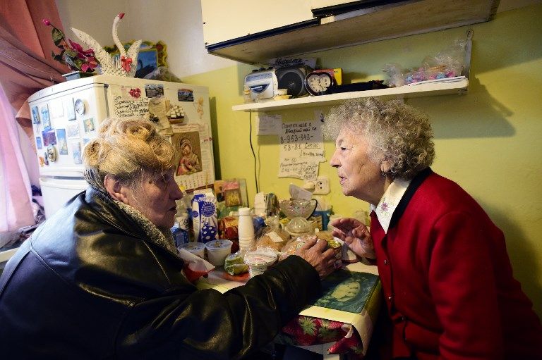 جالينا إياكوفليفا توزع مساعدات على كبار السن في سان بطرسبورج