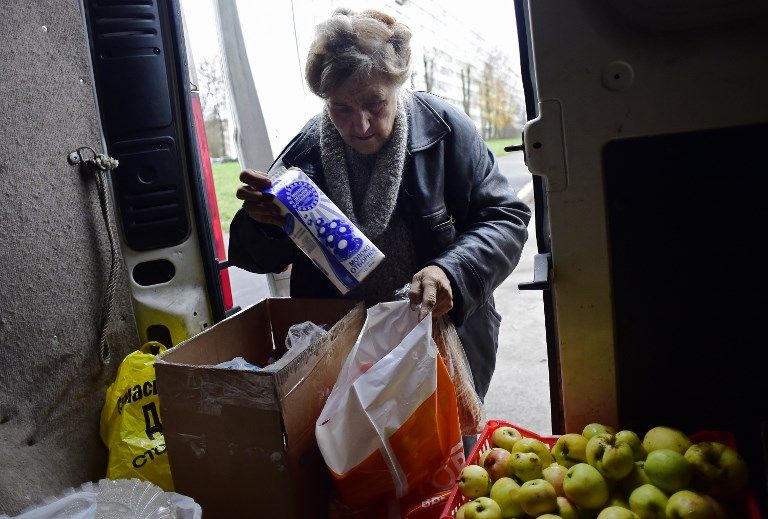 جالينا إياكوفليفا توزع مساعدات على كبار السن في سان بطرسبورج