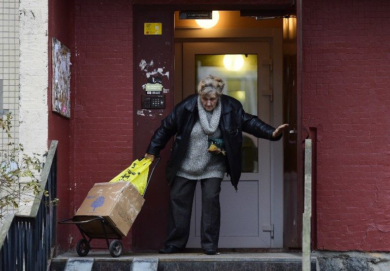 جالينا إياكوفليفا توزع مساعدات على كبار السن في سان بطرسبورج