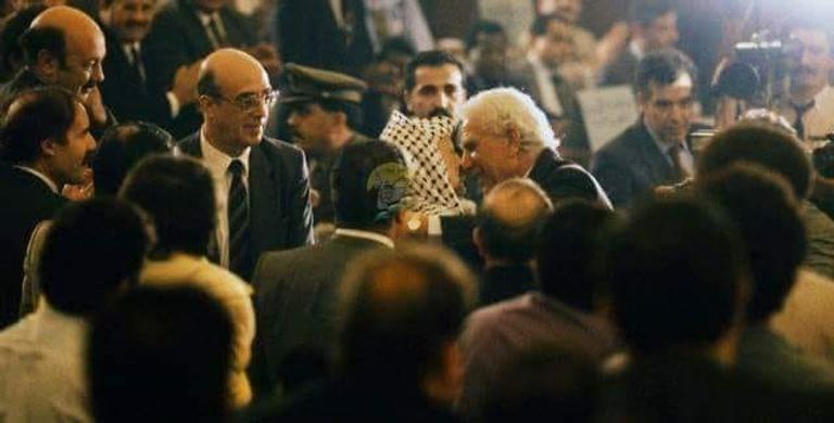 الرئيسان الراحلان الجزائري الشاذلي بن جديد والفلسطيني ياسر عرفات طابع بريدي جزائري بمناسبة الذكرى الـ30 لقيام دولة فلسطين