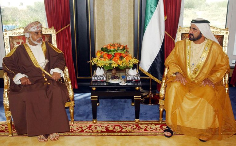 الشيخ محمد بن راشد آل مكتوم والسلطان قابوس بن سعيد الشيخ خليفة بن زايد آل نهيان والسلطان قابوس بن سعيد