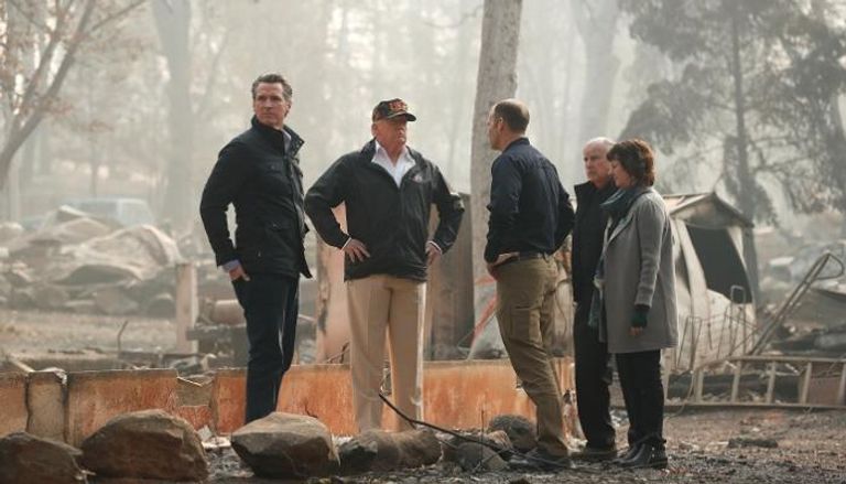 ترامب يتفقد حرائق غابات كاليفورنيا - رويترز