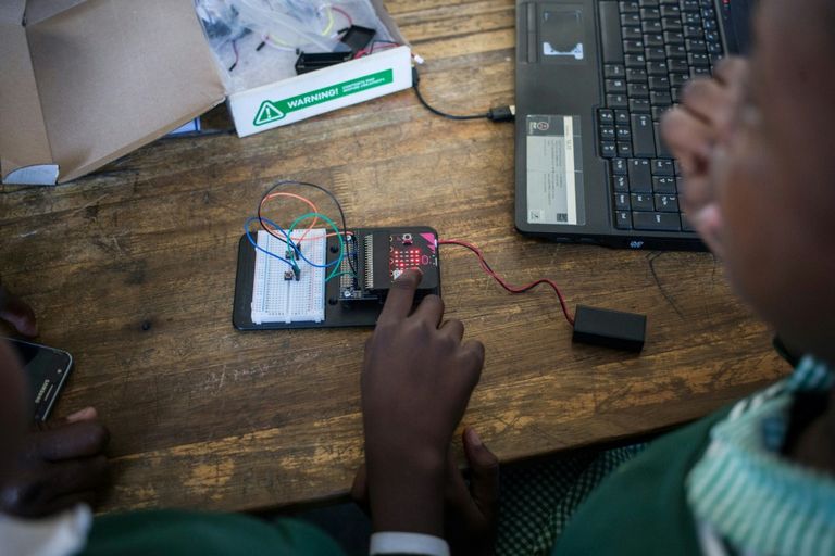 نوادي التشفير المعلوماتي توسّع أفق أطفال جنوب أفريقيا