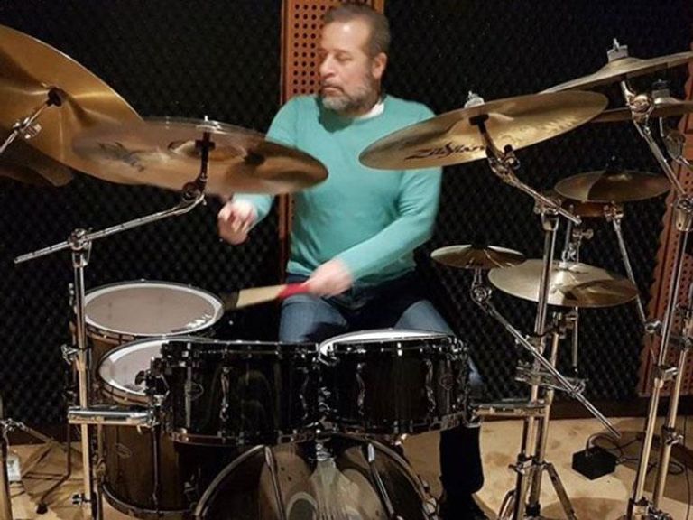 الممثل المصري شريف منير يعزف على الدرامز - صورة أرشيفية