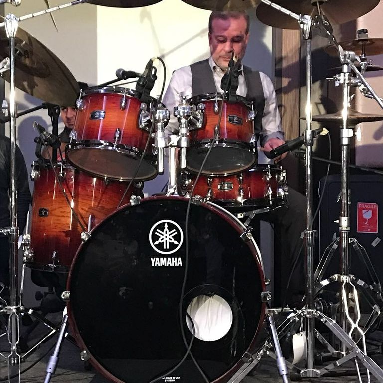 الممثل المصري شريف منير يعزف على الدرامز - صورة أرشيفية