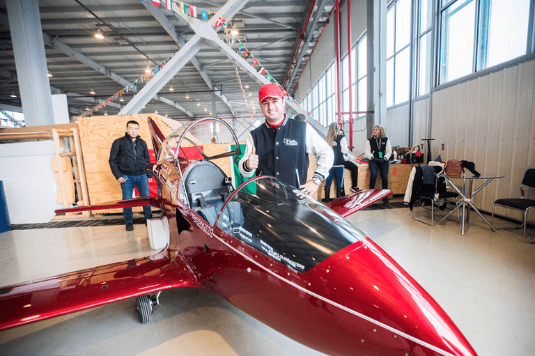 13 طيارا يتنافسون على كأس الصين للسباقات الجوية 1