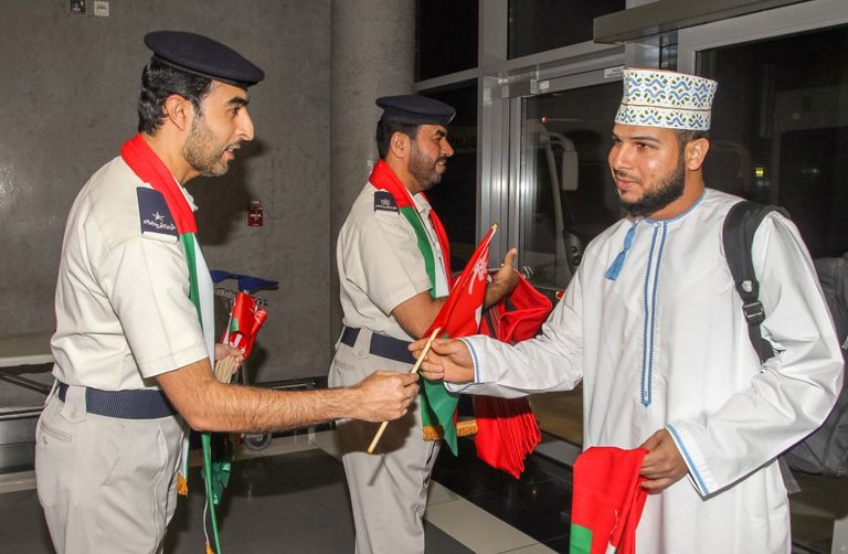 شرطة أبوظبي تستقبل العُمانيين بالورود