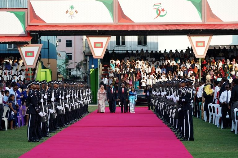 الوفد الإماراتي أثناء لقاء رئيس المالديف إبراهيم محمد صليح