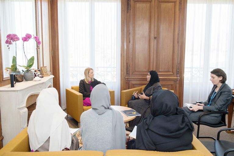 منى المري ومسؤولو مجلس الإمارات للتوازن مع موظفي المنظمة الدولية