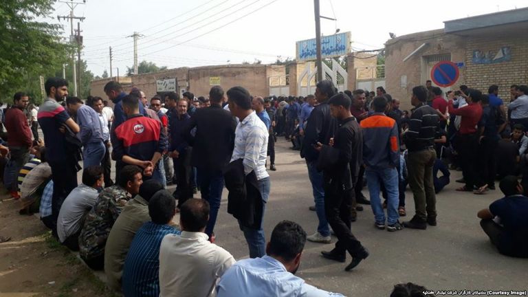 جانب من احتجاجات عمال مصنع هفت تبه