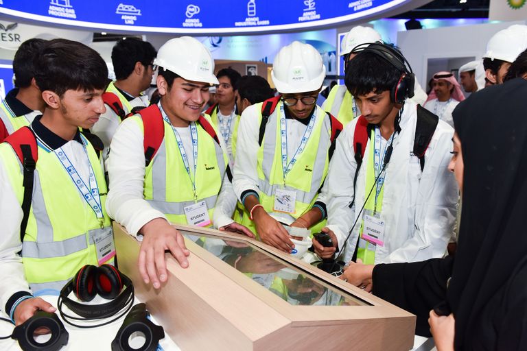 إحدى جلسات منتدى أديبك