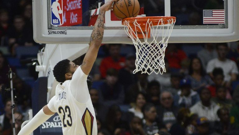 ديفيز خلال المباراة أنطوني ديفيز