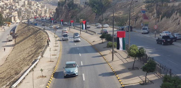 محمد بن زايد يصل الأردن والملك عبدالله الثاني في مقدمة مستقبليه