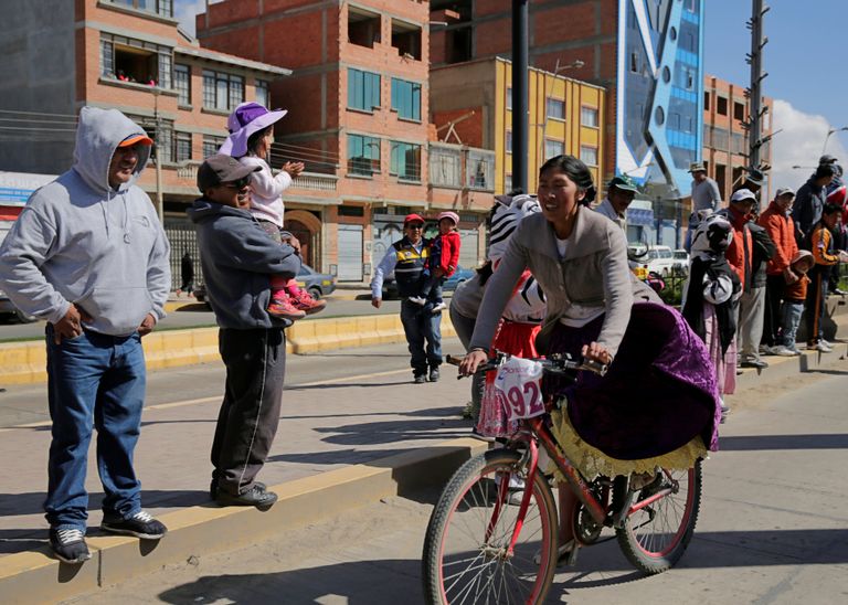 سيدات بوليفيا الأصليين المشاركات في سباق الدراجات سباق درجات للنساء من السكان الأصليين في بوليفيا