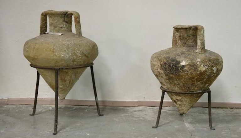 جرتان من القرن الرابع عشر في متحف الآثار في تيران