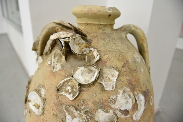 جرتان من القرن الرابع عشر في متحف الآثار في تيران