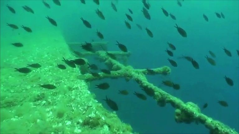 جرتان من القرن الرابع عشر في متحف الآثار في تيران