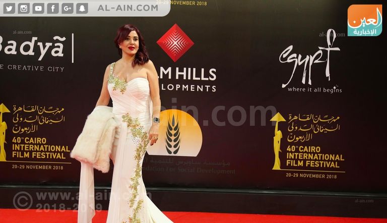 إطلالات النجوم تزين السجادة الحمراء لمهرجان القاهرة السينمائي