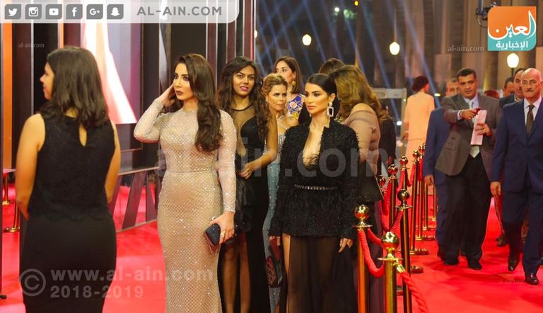 إطلالات النجوم تزين السجادة الحمراء لمهرجان القاهرة السينمائي
