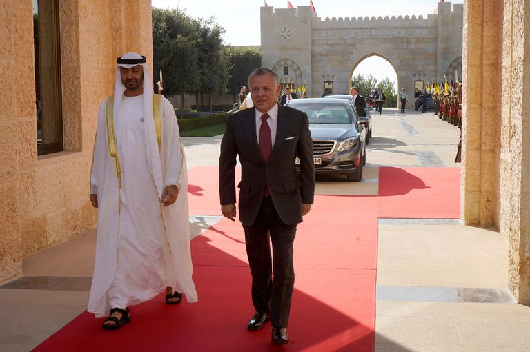 الشيخ محمد بن زايد آل نهيان يتسلم الوسام من العاهل الأردني