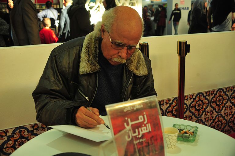 توقيع الكاتب جيلالي خلاص على روايته الجديدة رواية زمن الغربان للأديب الجزائري جيلالي خلاص