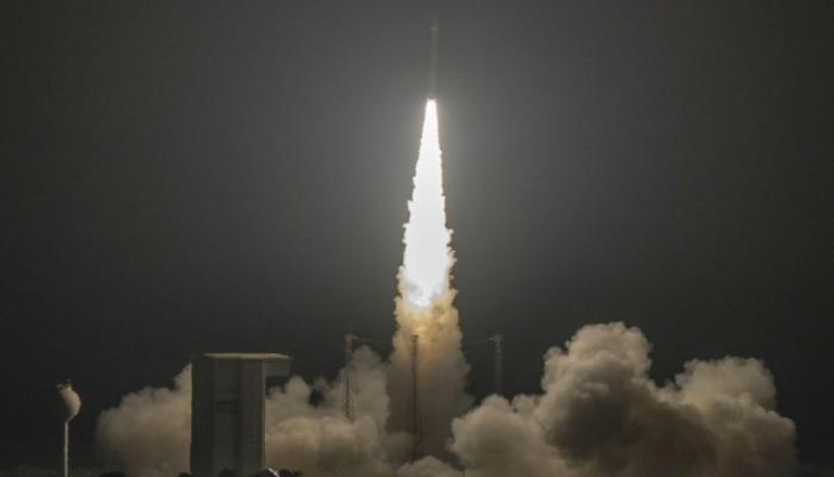 الصاروخ فيجا لحظة انطلاقه بالقمر الصناعي المغربي