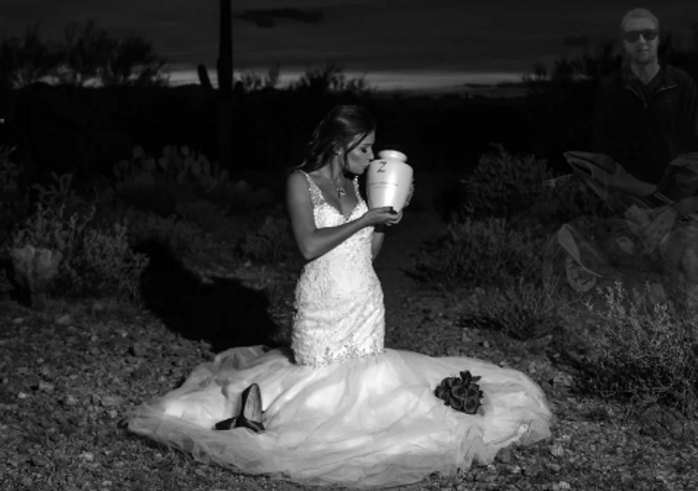 استغلت العروس الصور للتوعية بحوادث الدراجات النارية