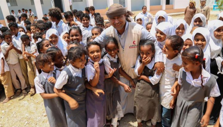 الهلال الأحمر الإماراتي يواصل دعم قطاع التعليم في اليمن