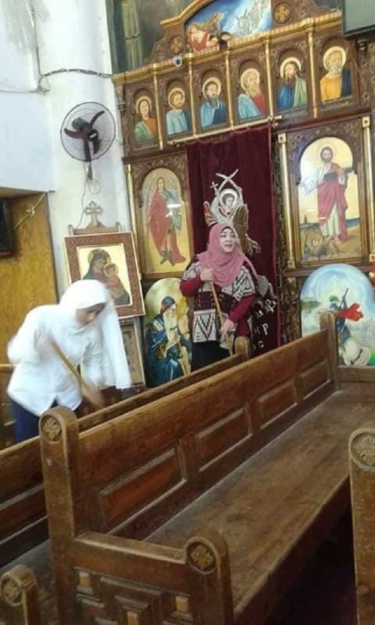 إحدى طالبات المدرسة تنظف الكنيسة 