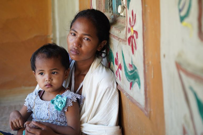 زوجة العامل النيبالي وابنته زوجة العامل النيبالي في حالة صدمة