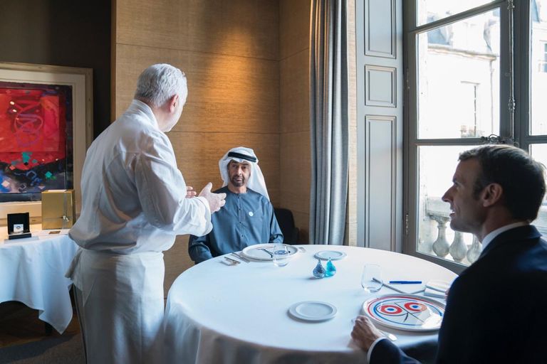 الطاهي جاي سافوي يرحب بماكرون والشيخ محمد بن زايد آل نهيان الشيخ محمد بن زايد آل نهيان وماكرون والطاهي جاي سافوي