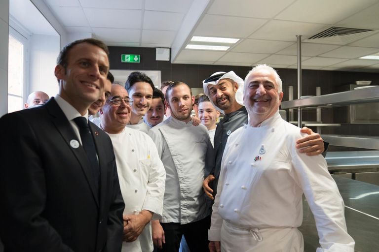 الشيخ محمد بن زايد آل نهيان وماكرون مع الطاهي جاي سافوي وطهاة المطعم الشيخ محمد بن زايد آل نهيان وماكرون والطاهي جاي سافوي