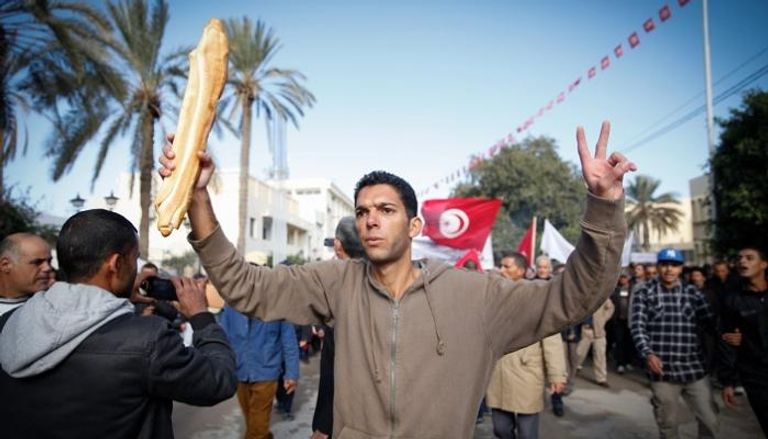 البطالة والعجز التجاري والتضخم.. أزمات اقتصادية تتصاعد في تونس