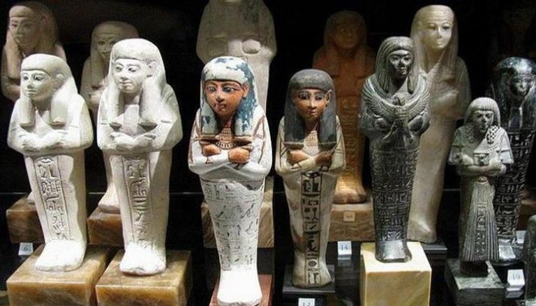 السفارة المصرية بسويسرا تتسلم 26 قطعة أثرية