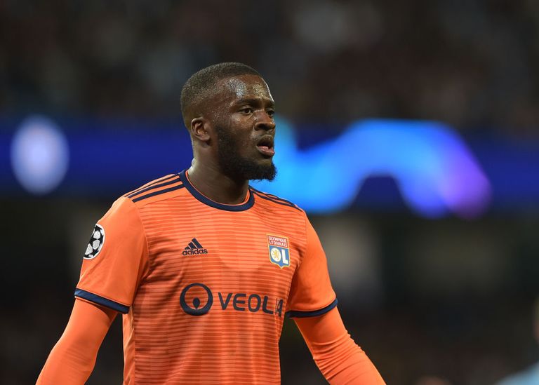 تانجوي ندومبيلي لاعب وسط ليون الفرنسي أدريان رابيو لاعب وسط باريس سان جيرمان