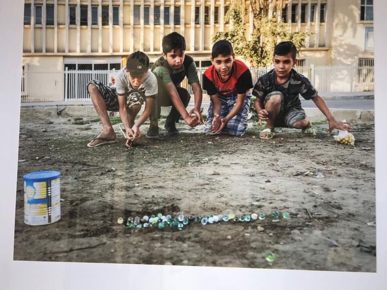 معن حبيب يشرح معاني صوره لزوار معرض "عين على العراق"