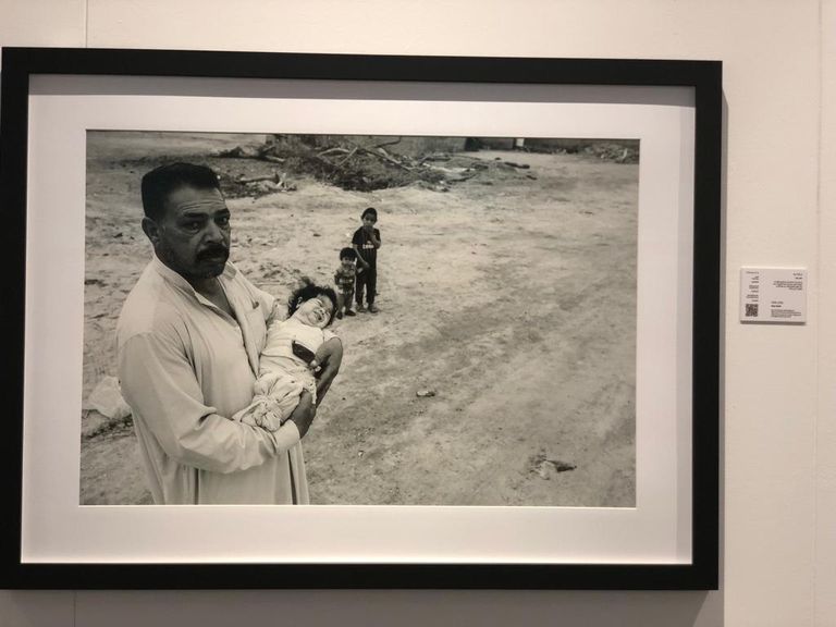 معن حبيب يشرح معاني صوره لزوار معرض "عين على العراق"