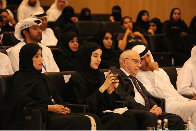 جانب من الحلقة الشبابية بحضور الشيخ نهيان بن مبارك آل نهيان