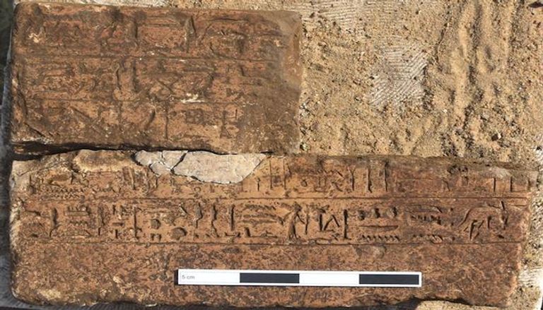 اكتشاف كتل حجرية أثرية لمهندس أعمال رمسيس الثاني بالمطرية