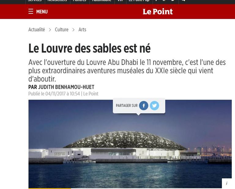 الرئيس الفرنسي خلال زيارته لجناح الإمارات في معرض باريس الدولي للكتاب