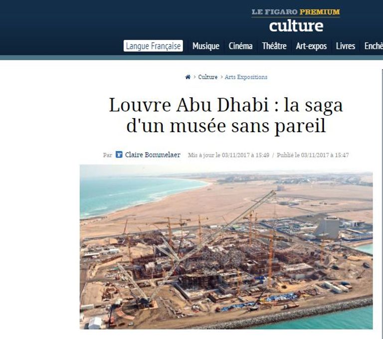 الرئيس الفرنسي خلال زيارته لجناح الإمارات في معرض باريس الدولي للكتاب