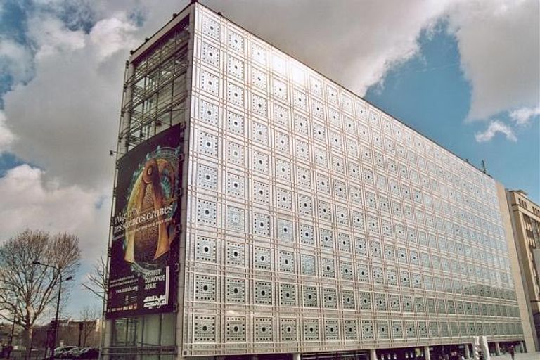 الرئيس الفرنسي خلال زيارته لجناح الإمارات في معرض باريس الدولي للكتاب