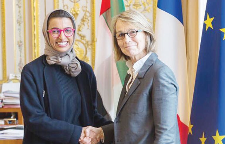 الرئيس الفرنسي خلال زيارته لجناح الإمارات في معرض باريس الدولي للكتاب