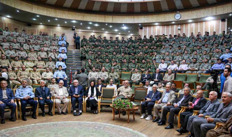 خامنئي يستعرض وحدات بالجيش الإيراني - أرشيف